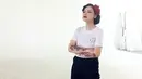 Claudia Adinda merupakan artis blasteran Inggris – Indonesia. Artis kelahiran 11 Mei 1989 ini pernah tinggal di Belanda sebelum akhirnya pindah ke Indonesia. Selalu tampil nyentrik, diketahui Claudia Adinda menyukai gaya tersebut sejak masih remaja karena terinspirasi dari musik dan film-film di era 50-an. Tak heran jika penampilan tersebut sangat identik dengan dirinya. (Liputan6.com/IG/@miss_adinda_mae)