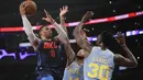 Aksi pemain Oklahoma City Thunder, Russell Westbrook (kiri) berusaha memasukan bola saat dikepung pemain Los Angeles Lakers pada laga NBA basketball game di Staples Center, Los Angeles, (3/1/2018). Lakers kalah 96-133. (AP/Jae C. Hong)