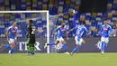 Para pemain Napoli merayakan gol yang dicetak oleh Elseid Hysaj ke gawang Sassuolo pada laga Serie A di Stadion San Paolo Sabtu (25/7/2020). Napoli menang 2-0 atas Sassuolo. (Cafaro/LaPresse via AP)