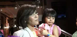 Dalam proses cerai, Denada fokus merawat putrinya Shakira Aurum. Bahkan Denada, belum mengizinkan anaknya masuk ke sekolah bermain, ia lebih senang mengajarkan si buah hati di rumah dengannya.  