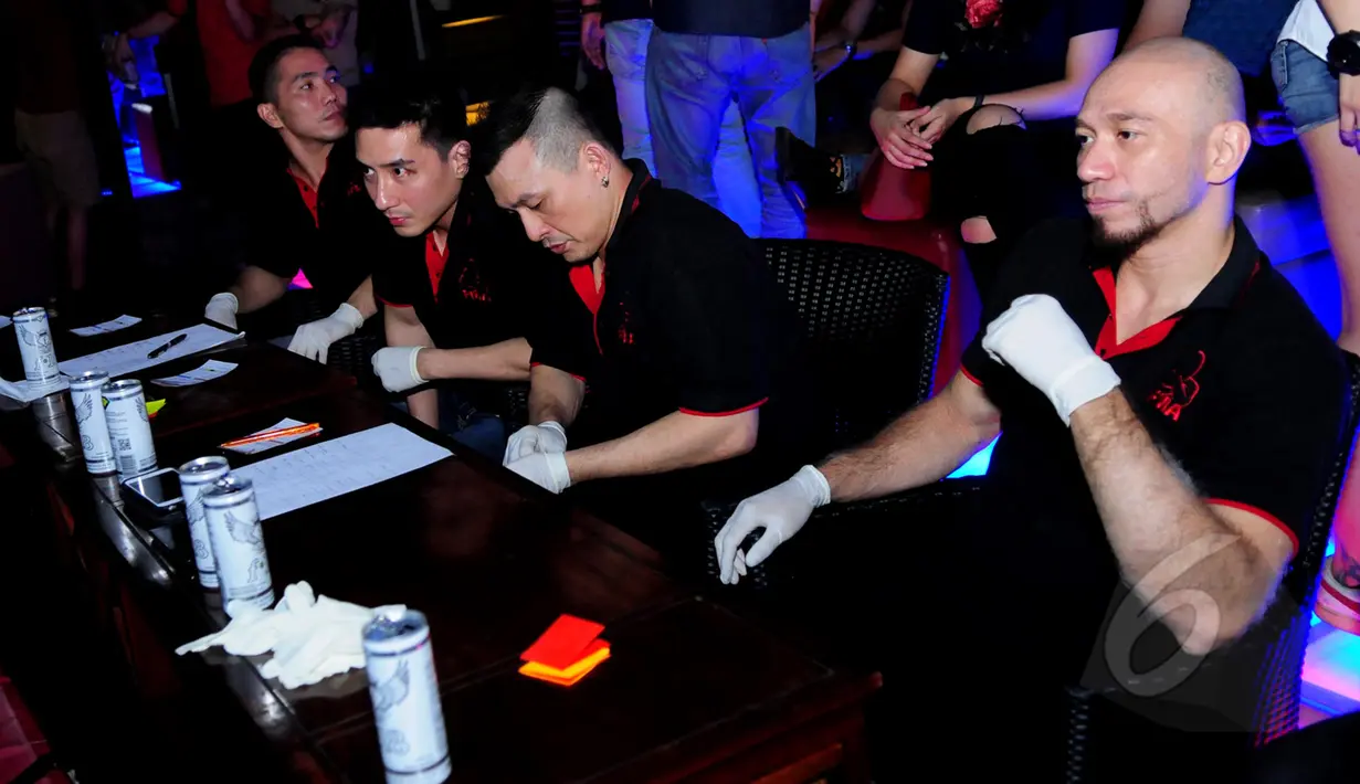 Para juri saat melihat pertandingan pada ajang XXC Championship 2015 yang dihelat di Embrio Markas Cafe, Jakarta, Minggu (12/04/15). Kejuaraan memperebutkan gelar Indonesia Extreme Cage Champtionship 2015. (Liputan6.com/Faisal R Syam)