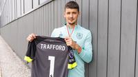 James Trafford didatangkan klub promosi Burnley dari Manchester City U-21 dengan nilai transfer 17,3 juta euro dengan durasi kontrak selama 4 tahun hingga 30 Juni 2027. Ia diplot sebagai pesaing Arijanet Muric untuk berebut posisi kiper utama yang juga berasal dari Manchester City. (twitter.com/BurnleyOfficial)