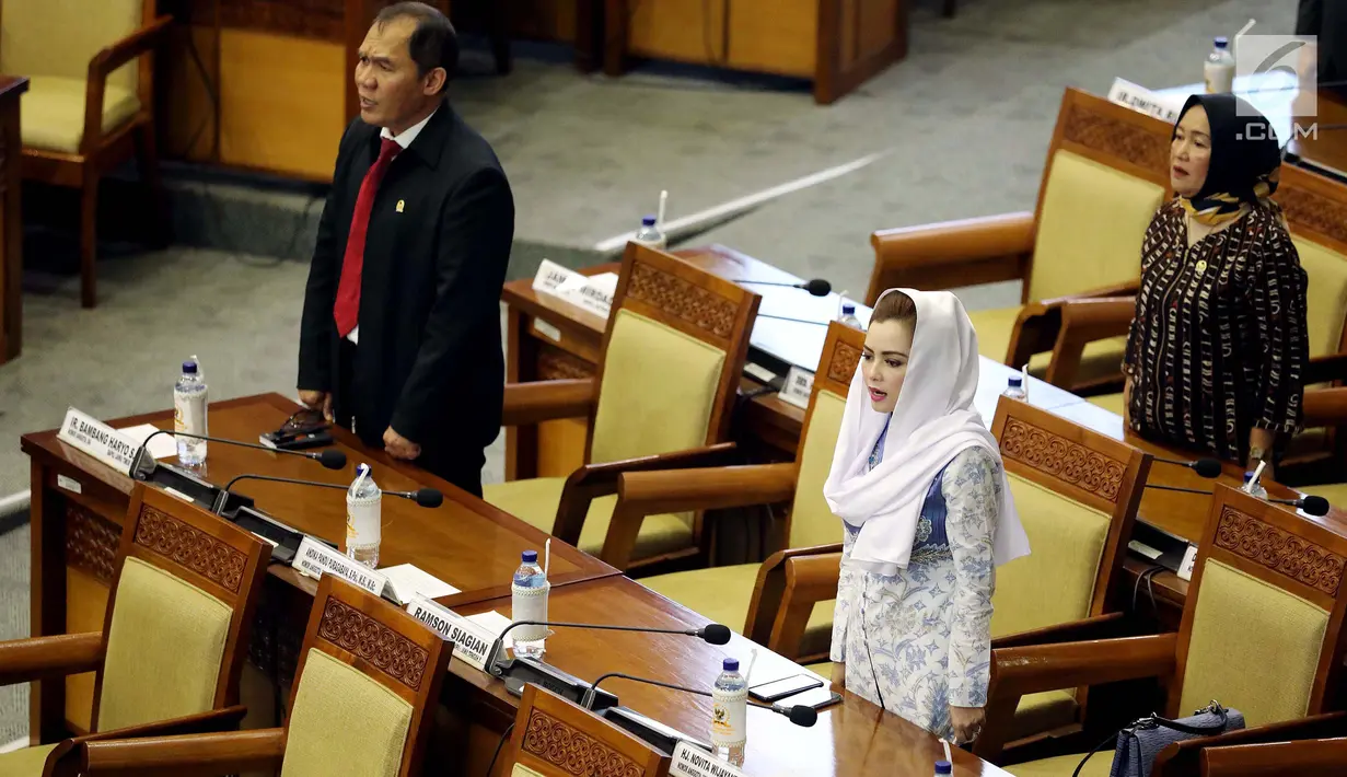 Anggota DPR Bambang Haryo Soekartono (kiri) dan Novita Wijayanti (kanan) mengikuti Rapat Paripurna ke-15 di Senayan, Jakarta, Selasa (9/1). Agenda berisi pidato Plt Ketua DPR Fadli Zon sekaligus pembacaan surat-surat masuk. (Liputan6.com/Johan Tallo)