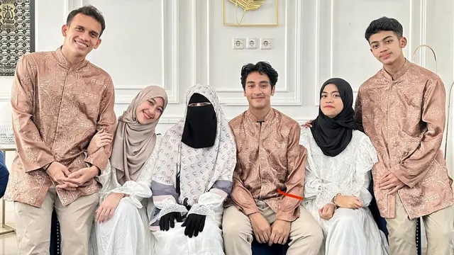 Potret kebersamaan Umi Pipik dengan keluarganya (Dok. Instagram @_umi_pipik_)