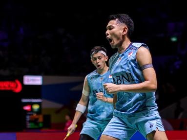 Dua ganda putra Indonesia, Fajar Alfian/Muhammad Rian Ardianto dan Leo Rolly Carnando/Daniel Marthin sukses melangkah ke babak 16 besar Daihatsu Indonesia Masters 2024 setelah mengalahkan lawan-lawannya pada hari pertama yang mempertandingkan babak kualifikasi dan babak 32 besar di Istora Senayan, Jakarta, Selasa (23/1/2024). Baik Fajri maupun The Babies sama-sama mengantongi kemenangan dua game langsung. Fajar/Rian sukses mengalahkan pasangan Chinese Taipei, Lee Jhe-Huei/Yang Po-Hsuan, 21-16, 21-14, sementara Leo/Daniel menang atas wakil Jerman, Mark Lamsfuss/Marvin Seidel, 21-16, 21-17. Satu lagi ganda putra Indonesia, Muhammad Shohibul Fikri/Bagas Maulana masih belum bertanding menghadapi pasangan China, Chen Bo Yang/Liu Yi. (Bola.com/Bagaskara Lazuardi)