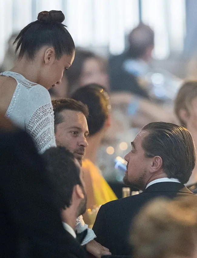 Bella Hadid terlihat asyik berbincang-bincang dengan Leonardo DiCaprio. (Dailymail.co.uk)