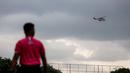 <p>Helikopter melintas saat pertandingan uji coba antara Korea-Korea Selecao melawan Akademi Sepak Bola Intinusa Olah Prima (ASIOP) di Lapangan Sutasoma, Halim, Jakarta Timur, Selasa (18/11/2024). (Bola.com/Bagaskara Lazuardi)</p>