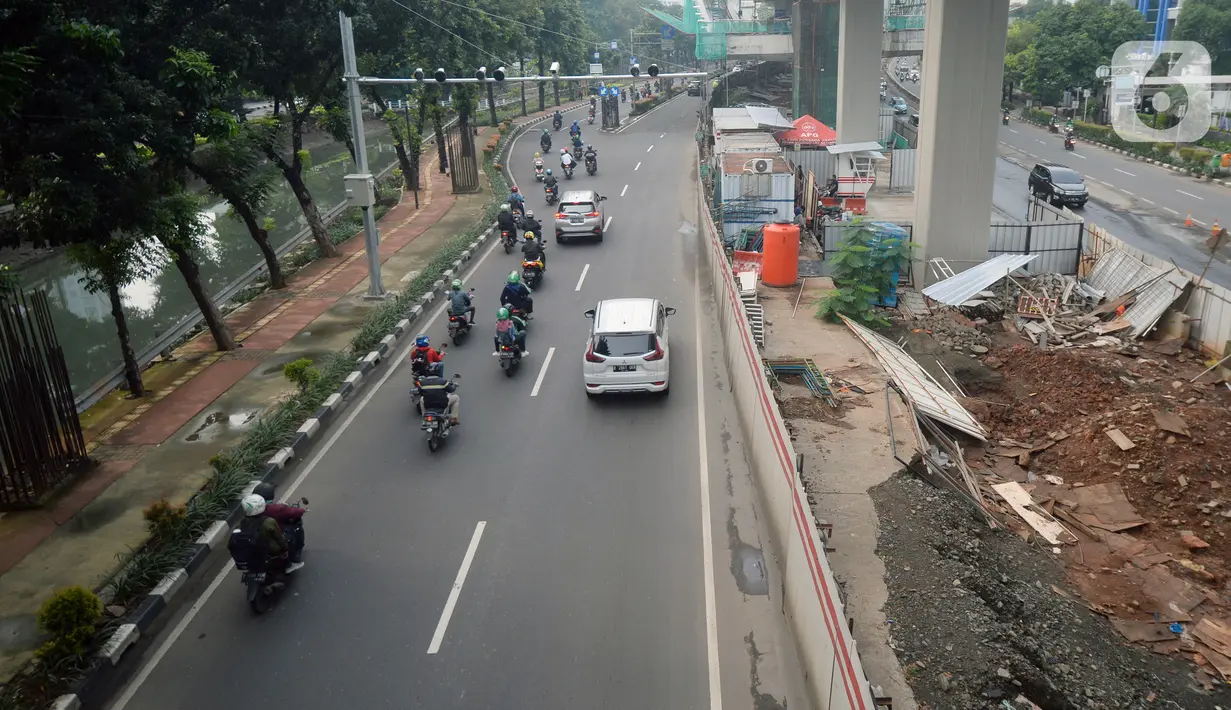 Kendaraan melintas di Jalan Rasuna Said, Jakarta, Senin (16/3/2020). Jalan Rasuna Said terlihat lengang setelah Gubernur DKI Jakarta Anies Baswedan mencabut sementara sistem ganjil genap dan meliburkan sekolah untuk mengantisipasi penyebaran virus corona COVID-19. (merdeka.com/Dwi Narwoko)