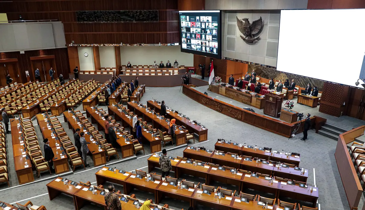 Dalam rapat yang digelar secara hybrid dan dihadiri 76 anggota dewan tersebut, Puan Maharani mendesak agar pemerintah serius menangani kelompok kriminal bersenjata (KKB) Papua serta mempersiapkan diri terkait ancaman La Nina. (Liputan6.com/Faizal Fanani)