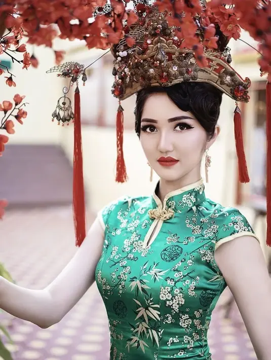 Berkuli putih dan hidung mancung menjadi salah satu daya pikat dari Sonia. Ia juga sangat cocok mengenakan baju China seperti yang satu ini.  (Instagram/soniafergina)