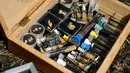 Kotak berisi emas hasil temuan peserta kejuaraan Dunia Gold Panning Dirk Mehlhorn di Zlotoryja, Polandia, 28 Mei 2016. Para penggali emas profesional dari seluruh dunia itu mencoba keberuntungan mencari emas pada perlombaan tersebut. (Piotr HAWALEJ/AFP)