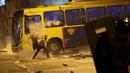 Para demonstran terlibat bentrok dengan Polisi Anti Huru hara di Brasil, Jumat (8/1/2016). Pengunjuk rasa protes terhadap kenaikan tarif untuk bus kota di Sao Paulo. (Reuters/ Lunae Parracho)
