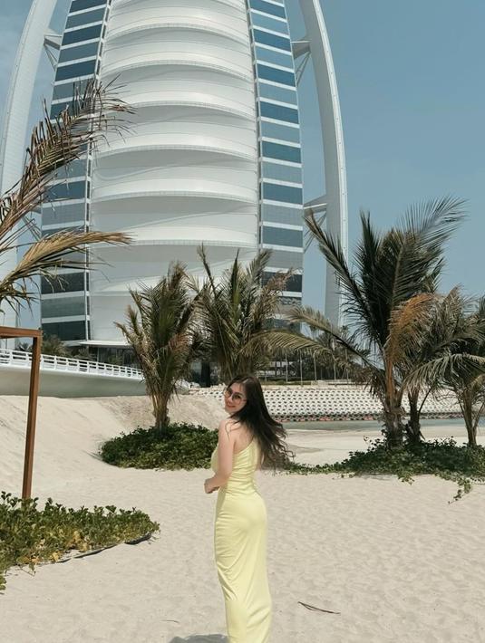 Tampil dengan dress kuning off-shoulder, banyak dari para seleb hingga penggemar yang menyanjung penampilannya. Sebagai seorang selebriti, penampilan Felicya memang banyak diikuti ole para penggemar setianya.(Liputan6.com/IG/@felicyangelista_)