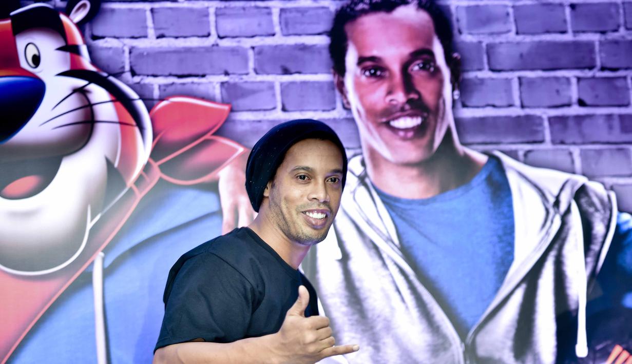 Pemain asal Brasil Ronaldinho Gaucho  memiliki kekayaan bersih sebesar  € 78 juta Euro, Ronaldinho juga menjadi bintang iklan untuk Nike,Coca Cola, EA Sports.  (AFP/Yuri Cortez)