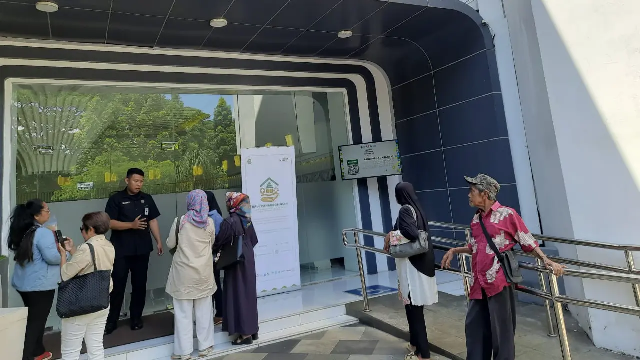 Warga Jabar mengantre untuk melakukan pengaduan di Pos Balai Pananggeuhan, Gedung Sate, Kota Bandung, Jawa Barat.