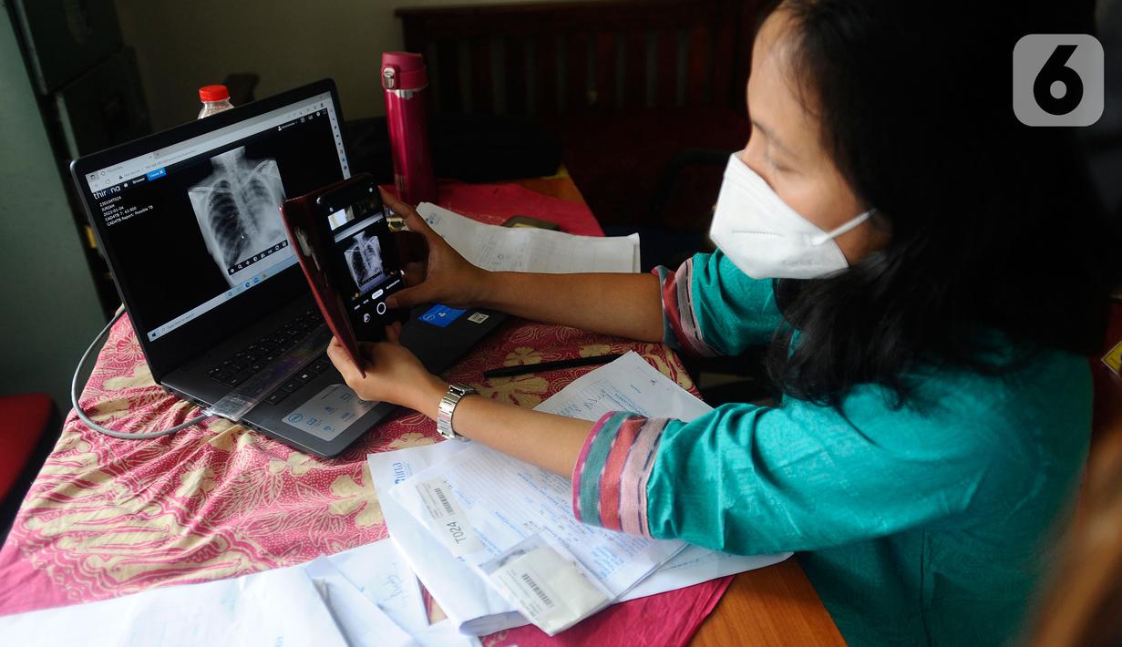 Petugas mengecek hasil ronsen mobile  X-Ray Artificial Intelligence saat kegiatan skrining penyakit tuberkulosis (TBC) di Kantor Kecamatan Cipayung, Depok, Jawa Barat, Rabu (4/1/2023). Penyakit tuberkulosis (TBC) di Indonesia menempati peringkat ketiga setelah India dan Cina dengan jumlah kasus 824 ribu dan kematian 93 ribu per tahun atau setara dengan 11 kematian per jam. (merdeka.com/Arie Basuki)