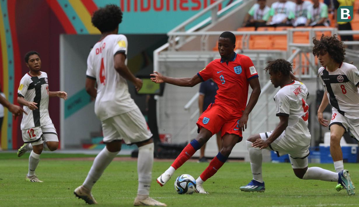 <p>Pemain Timnas Inggris U-17, Justin Oboavwoduo (tengah) menguasai bola dibayangi tiga pemain Timnas Kaledonia Baru U-17 pada laga pertama Grup C Piala Dunia U-17 2023 di Jakarta International Stadium (JIS), Jakarta, Sabtu (11/11/2023). (Bola.com/Ikhwan Yanuar)</p>