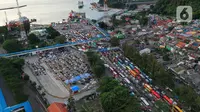 Untuk mengatasi kepadatan kendaraan yang menuju Pelabuhan Merak, pihak kepolisian memberlakukan delaying system atau penundaan perjalanan. (Liputan6.com/Angga Yuniar)