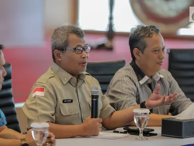 Plh Kepala Pusat Data, Informasi, dan Humas BNPB Agus Wibowo (tengah) memberi keterangan terkait kebakaran hutan dan lahan (karhutla) Sumatra dan Kalimantan di Gedung BNPB, Jakarta, Senin (23/9/2019). BNPB menggandeng Dewan Masjid Indonesia (DMI) untuk mengatasi karhutla. (Liputan6.com/FaizalFanani)