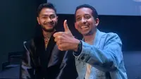 Habib Husein Ja'far dan Onadio Leonardo saat Gala Premiere film Hello Ghost di CGV Grand Indonesia, Jakarta Pusat, pada Jumat (5/5/2023). (Liputan6/Alifia Nur Fauziah)