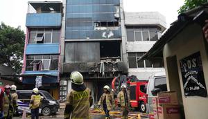 Sebelumnya, 20 orang dilaporkan meninggal dunia dalam insiden kebakaran hebat yang menghanguskan Gedung Terra Drone di Kemayoran, Jakarta Pusat. Tampak dalam foto, personel dari Dinas Penanggulangan Kebakaran dan Penyelamatan saat berada di sekitar gedung perkantoran yang terbakar di Jakarta, Selasa 9 Desember 2025. (AP Photo/Dita Alangkara)