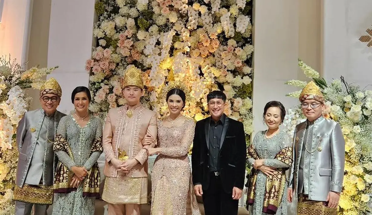 Irfan Hakim tampil mengenakan setelan jas hitam serasi dengan inner kemeja dan sepatunya. [@irfanhakim75]