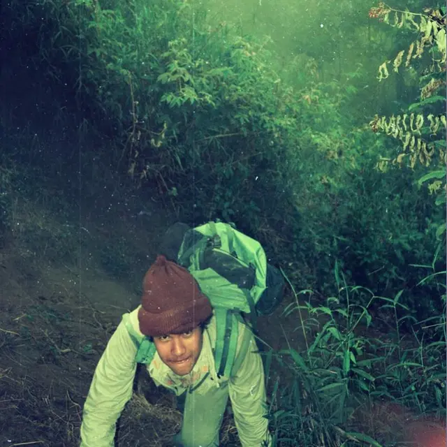 6 Potret Lawas Ahmad Dhani Naik Gunung 30 Tahun Lalu, Disebut Mirip El Rumi