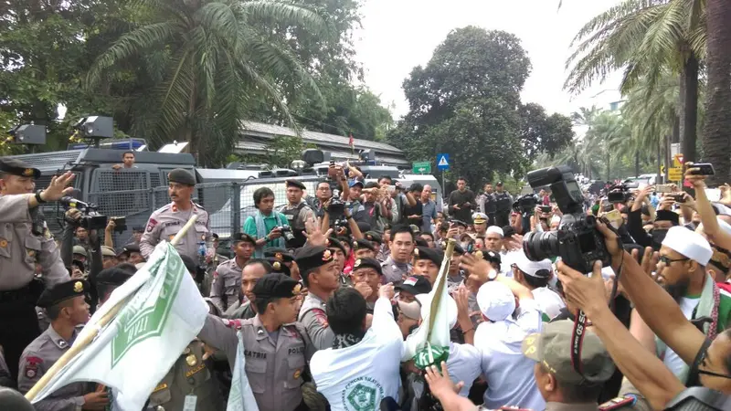 Kericuhan massa sidang Ahok