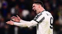 Ekspresi kecewa striker Juventus, Dusan Vlahovic setelah gagal memanfaatka peluang saat menghadapi FC Nantes pada laga leg pertama babak play-off fase gugur Liga Europa 2022/2023 di Juventus Stadium, Turin (16/2/2023). Dusan Vlahovic yang baru berusia 23 tahun kini mempunyai nilai pasar sebesar 80 juta euro atau setara Rp1,29 triliun. (AFP/Marco Bertorello)
