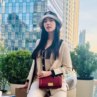 Di akun Instagramnya, Elvira Devinamira selalu membagikan aktivitasnya sehari-hari. Ia pun kerap memposting berbagai gayanya dalam balutan baju yang berbeda-beda. (Liputan6.com/IG/elviraelph)