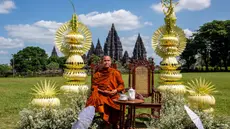 Seorang biksu Buddha berpose di Candi Sewu, bagian dari Kompleks Candi Prambanan yang termasuk dalam Situs Warisan Dunia UNESCO, saat mereka berpartisipasi dalam perjalanan spiritual Indonesia Walk of Peace (IWOP 2026) di Klaten, Jawa Tengah, pada Jumat 29 Mei 2026. Mereka berjalan sejauh 660 kilometer selama 20 hari dari Pulau Bali ke Candi Borobudur di Magelang, Jawa Tengah, untuk merayakan Hari Waisak. (DEVI RAHMAN/AFP)
