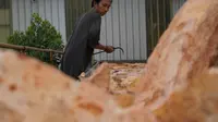 Ilustrasi petani sagu yang sedang memotong pohon aren di Meranti/Istimewa.