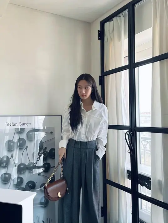 Penampilan wanita kelahiran 10 Juli 1996 ini pun terlihat begitu classy. Menggunakan kemeja berwarna putih dan dipadukan dengan celana abu-abu, ia pun memilih untuk menggerai rambut panjangnya. (Liputan6.com/IG/@m_kayoung)