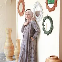 Ingin tampilan yang lebih meriah? Penampilan Vebby Palwinta dalam balutan abaya di foto ini bisa jadi inspirasi. Abaya yang dikenakan Vebby di sini memiliki detail kantung dan motif kotak yang abstrak namun tetap terlihat cantik. Vebby memadukannya dengan hijab segiempat berwarna cokelat muda yang serasi. Foto: Instagram.