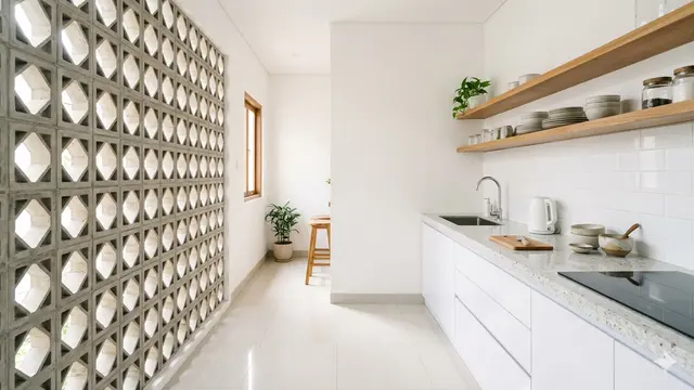 Desain Dapur Roster yang Tetap Terang Meski Tanpa Banyak Lampu. Gemini