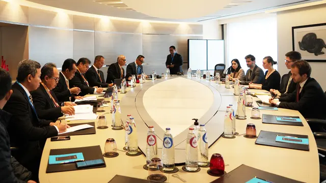 Menteri Koordinator Bidang Perekonomian Airlangga Hartarto bertemu dengan  (Federation of European Sporting Goods Industry) di sela-sela the 10th ASEAN-EU Business Summit yang diselenggarakan di Brussel. (Selasa 13/12/2022). (Dok Kemenko Perekonomian)