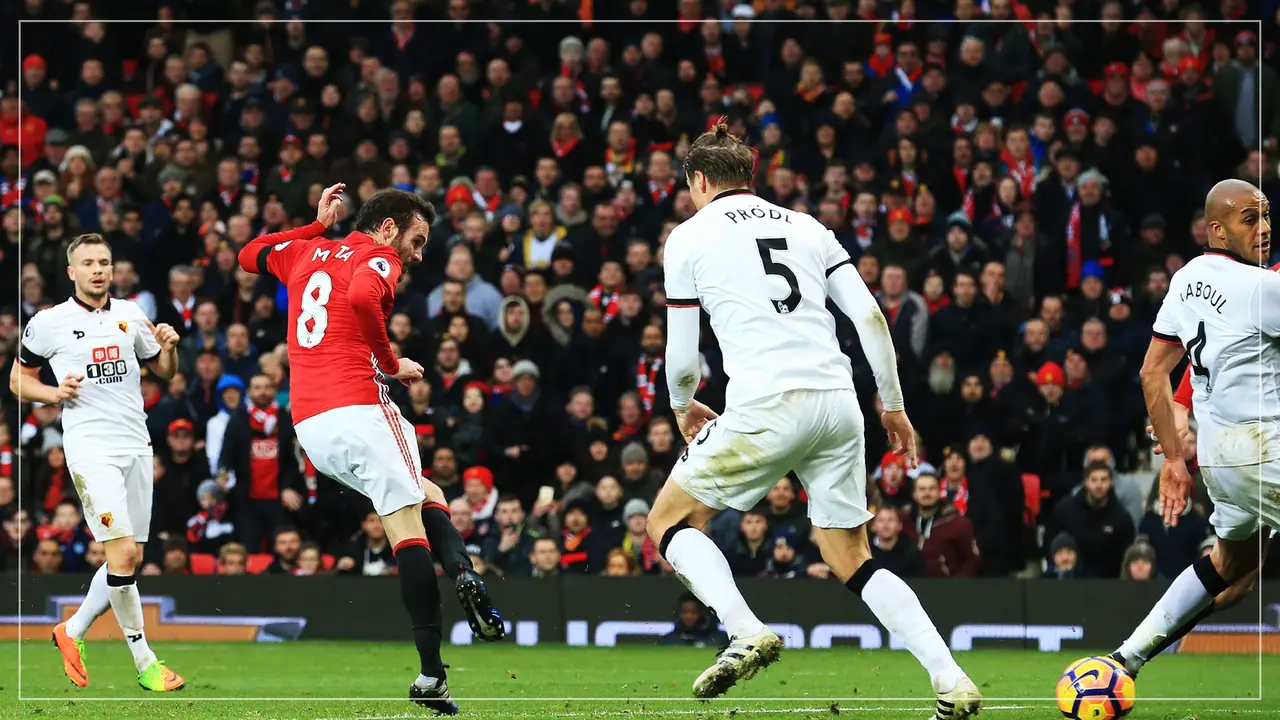 Juan Mata Mencetak Gol ke Gawang Watford