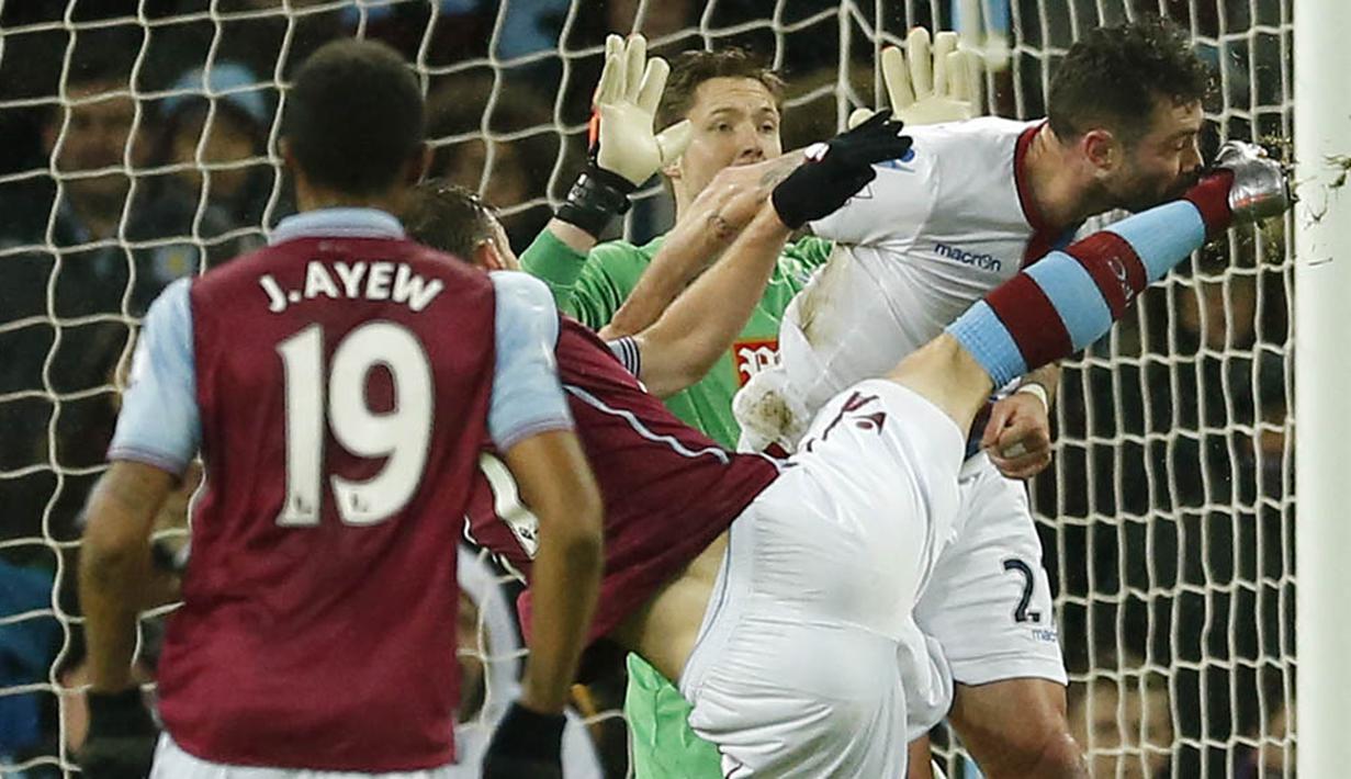 Pemain Crystal Palace, Damien Delaney, terkena kaki pemain Aston Villa pada laga Liga Premier Inggris di Stadion Villa Park, Inggris, Selasa (12/1/2016). Aston Villa berhasil menang 1-0. (Reuters/Andrew Boyers)