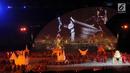 Penari membawakan tarian bertema Keberagaman di Indonesia saat pembukaan Asian Para Games 2018 di Stadion Utama Gelora Bung Karno, Jakarta, Sabtu (6/10). Asian Para Games 2018 berlangsung 6-13 Oktober. (Liputan6.com/Helmi Fithriansyah)
