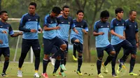 Sejumlah pemain Timnas U-19 Indonesia terlihat bergabung berlatih bersama para seniornya di lapangan sepakbola SPH Karawaci, Tangerang, (23/10/2014). (Liputan6.com/Helmi Fithriansyah)