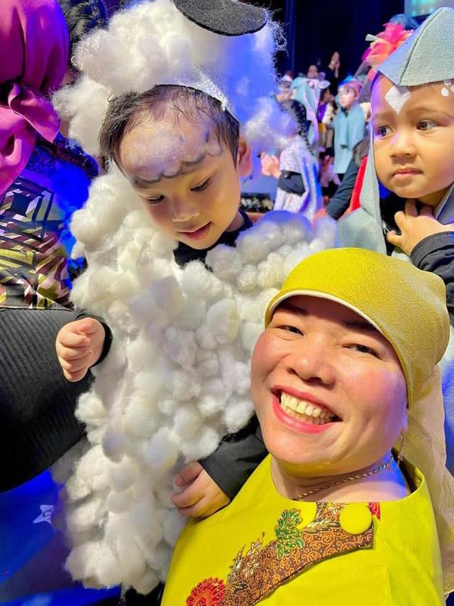 Potret gemas Gala dengan kostum domba biri-biri bersama oma (Sumber: Instagram/@galaasky)