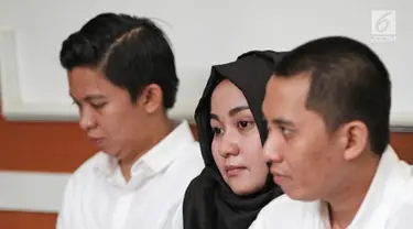 Terdakwa kasus dugaan penipuan dan penggelapan umrah First Travel, Kiki Hasibuan, Anniesa Hasibuan dan Andika Surachman saat menjalani sidang di PN Kota Depok, Senin (12/3). (Liputan6.com/Herman Zakharia)