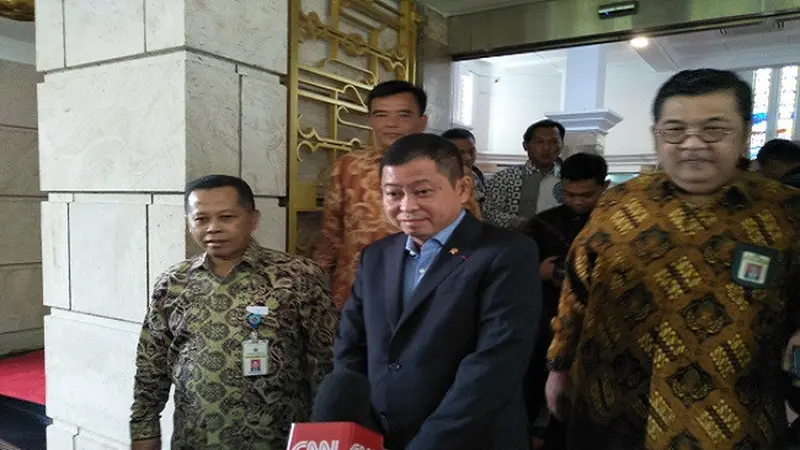 Menteri ESDM Ignasius Jonan melakukan pelaporan Surat Pemberitahuan (SPT) Tahunan Tahun Pajak 2017 di Kantor Kementerian ESDM, pada Selasa (6/3/2018). (Liputan6.com/Pebrianto Eko W)