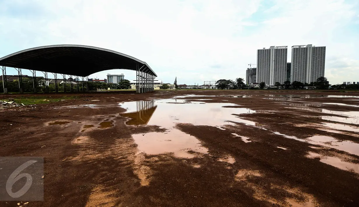 Genangan air terlihat di lokasi proyek pembangunan arena pacuan kuda Pulomas, Jakarta, Rabu (1/2). Kemajuan pembangunan arena pacuan yang akan digunakan dalam Asian Games 2018 itu mencapai 30 persen. (Liputan6.com/Faizal Fanani)