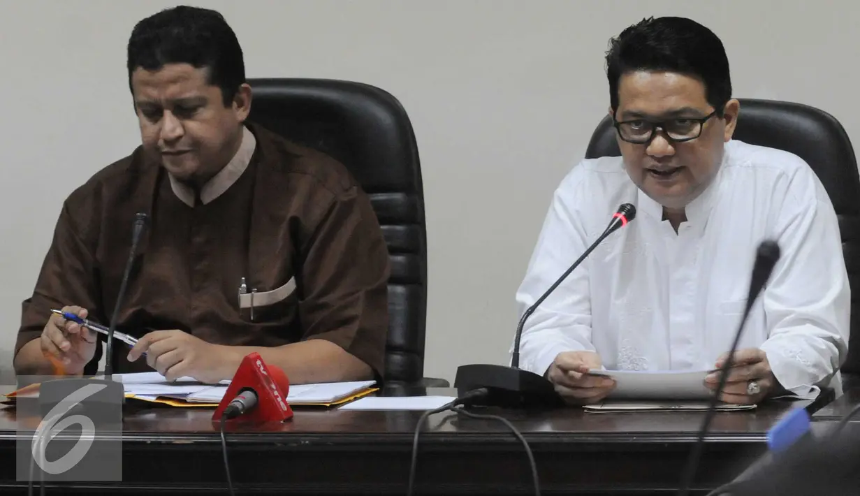Ketua KPU Husni Kamil Manik (kanan) memberikan keterangan saat diskusi publik di Media Center Bawaslu, Jakarta, Jumat (10/6). Diskusi membahas mengenai tanggapan dan persiapan teknis penyelenggaraan Pilkada merujuk pada UU (Liputan6.com/Helmi Afandi)
