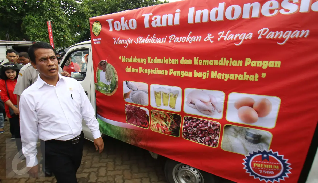 Menteri Pertanian Andi Amran Sulaiman melepas kendaraan Toko Tani Indonesia di TTI Center, Jakarta Selatan, Senin (6/2). Kementan melakukan pengiriman perdana komoditas pangan strategis ke 22 TTI yang tersebar di Jakarta. (Liputan6.com/Helmi Afandi)