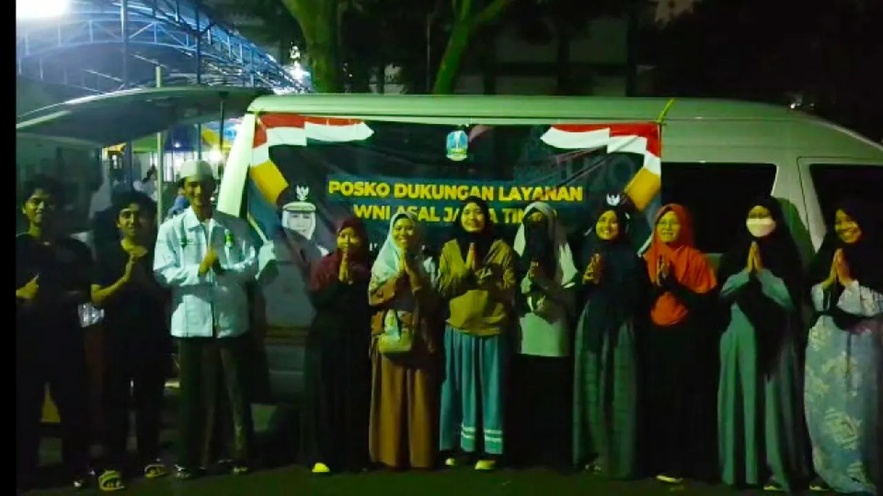 Sejumlah mahasiswa asal Jatim yang dievakuasi dari Sudan saat tiba di Tanah Air. (Istimewa)