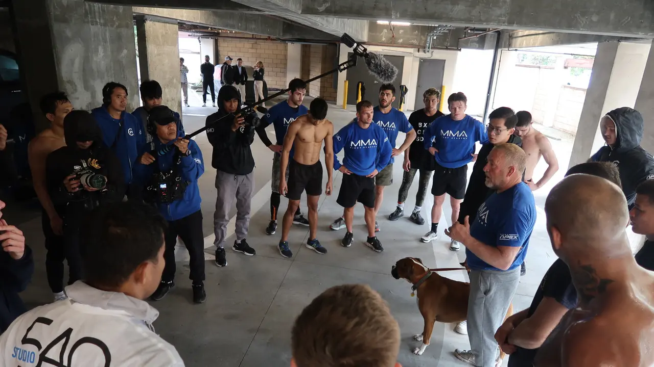 Marc Fiore tengah memimpin latihan MMA Fight Academy