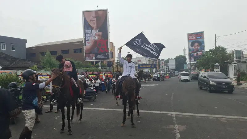 Pasukan berkuda saat mengikuti aksi bela Palestina di Tugu Adipura, Kota Bandar Lampung. Foto: (Liputan6.com/Ardi)