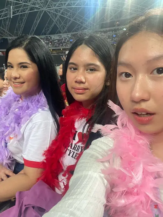 "Diawali dari cerita kalau mau nemenin Aira nonton Harry Styles pas liburan sekolah," tulis model yang juga presenter itu sebagai keterangan foto. [Instagram/annisayudhoyono]